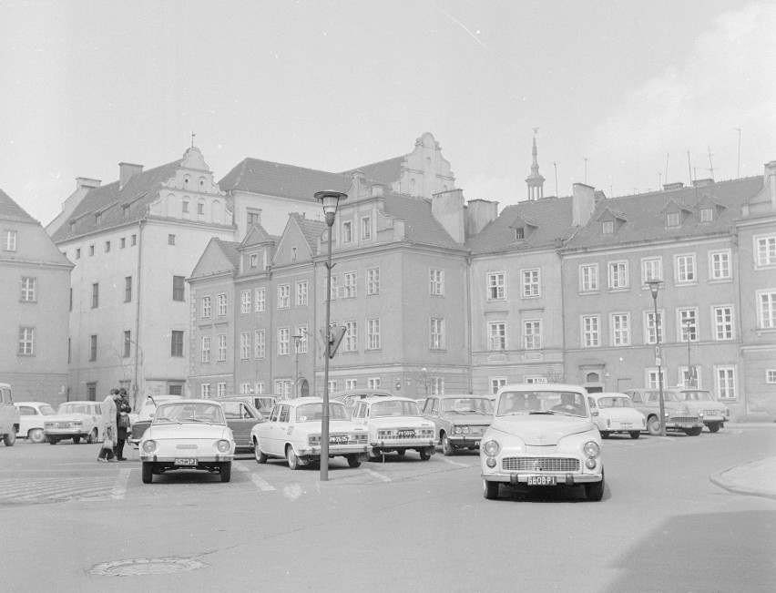 Zabytkowe kamienice na Starym Mieście w 1973 roku. Widoczne...