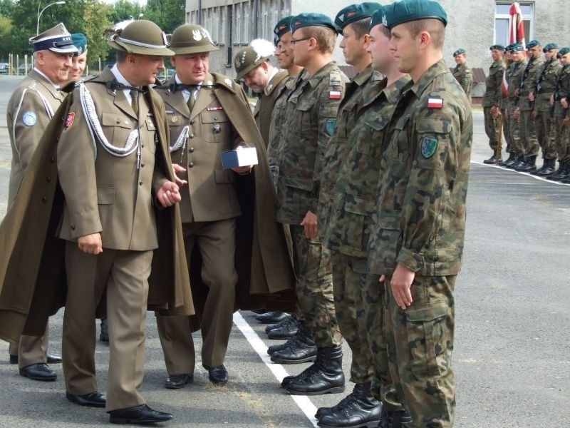 Zasłużonym żołnierzom wręczano odznaczenia i wyróżnienia.