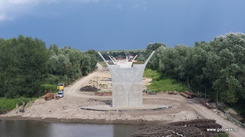 Podpory nowej przeprawy na Wiśle są już prawie w komplecie