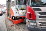 Wypadek w Rudzie Śląskiej. Tramwaj zderzył się z ciężarówką. Są ranni  FOTO + WIDEO