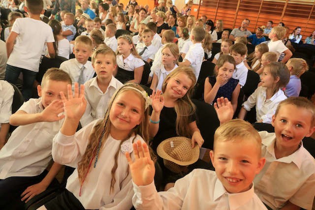 Uczniowie klas I-III szkoły podstawowej rozpoczęli naukę w nowo wybudowanym budynku