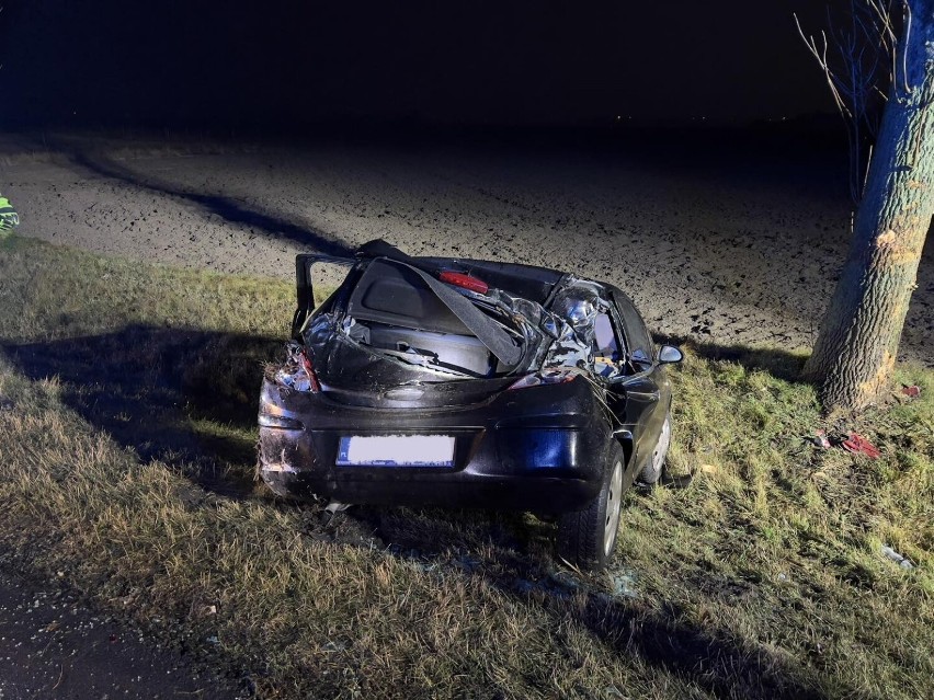 Wypadek na DK15 w Czeluścinie. Samochód uderzył w drzewo i...