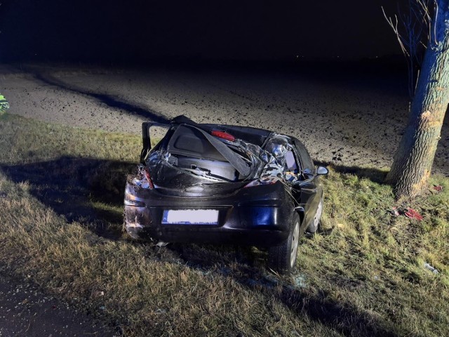 Wypadek na DK15 w Czeluścinie. Samochód uderzył w drzewo i wylądował w rowie.Przejdź dalej -->