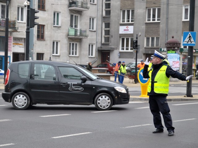 Policjanci kierują ruchem na ul. Lipowej