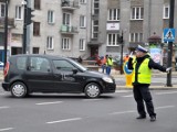 Skrzyżowanie Lipowa - Narutowicza bez świateł. Policjanci kierują ruchem