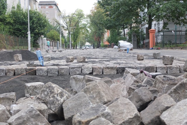 Miejski Zarząd Dróg ma zastrzeżenia do tego, jak położona jest poniemiecka kostka brukowa.