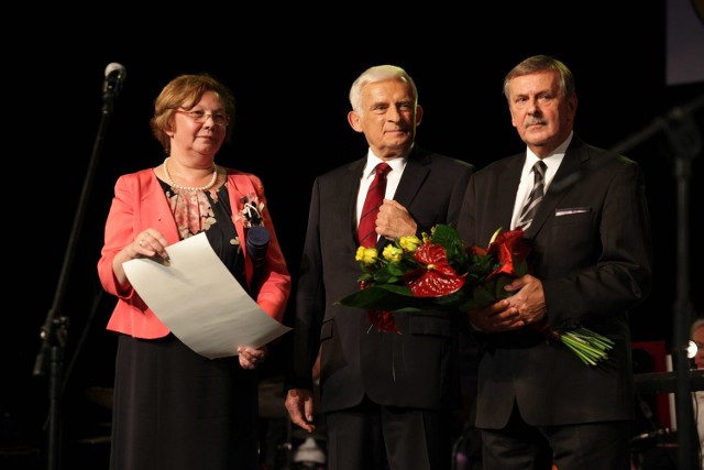 Jerzy Buzek otrzymał tytuł honorowego obywatela Zabrza podczas galowego koncertu w Domu Muzyki i Tańca