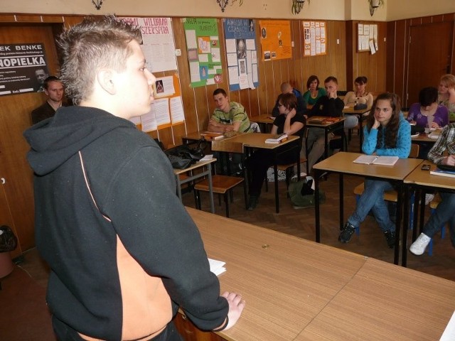 Adrian Soczyński z PCE łatwo nawiązał kontakt z uczniami Zespołu Szkół nr 1. Na zdjęciu klasa II "OD" liceum dziennikarskiego.