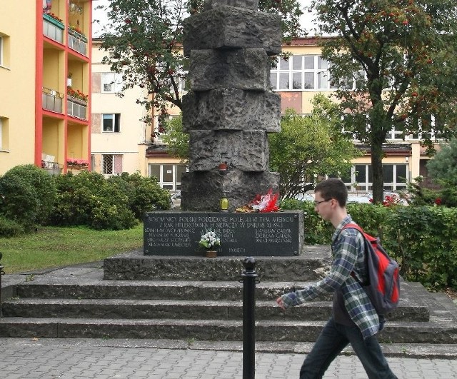 Pomnik pamięci przy ulicy Urzędniczej w Kielcach jest pokryty czarnym nalotem &#8211; zwraca uwagę kielczanin.
