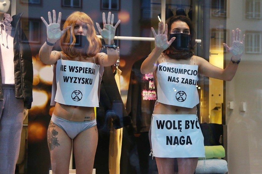 Wrocław: Półnagie kobiety wdarły się na witrynę sklepu H&M. Protestują przeciw Black Friday