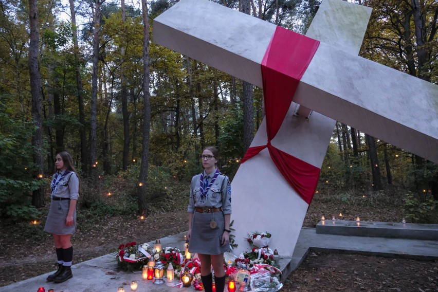 Pamięci porwanego i zamordowanego księdza Popiełuszki - kwiaty pod pomnikiem w Górsku