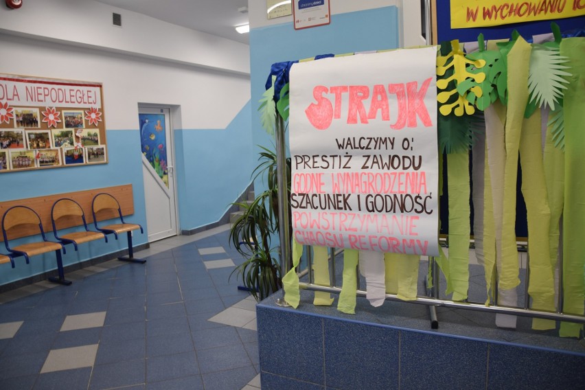 Stargard. Nauczyciele rozpoczęli strajk. Pracują nieliczni [ZDJĘCIA, WIDEO]