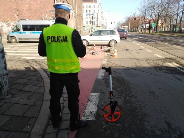 Groźny wypadek na Trzebnickiej. Potrącenie rowerzysty (ZDJĘCIA)