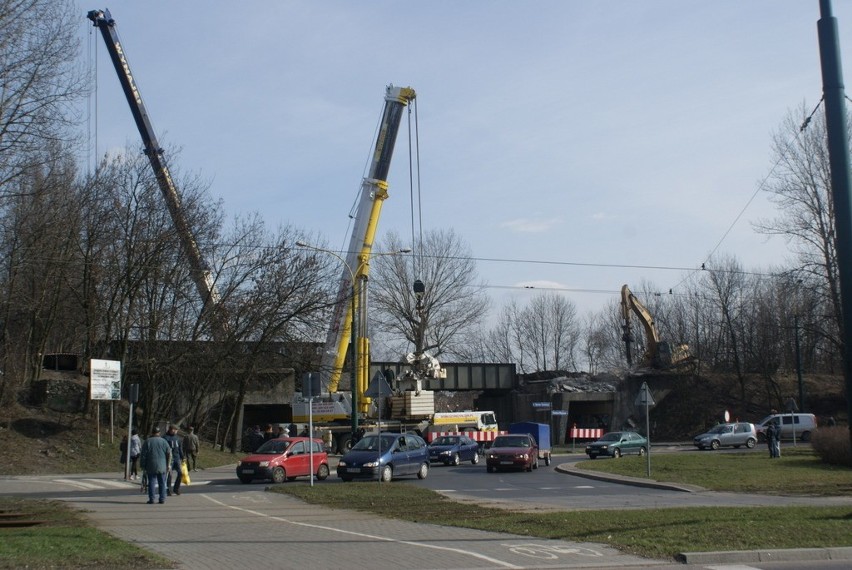 Trwa wyburzanie starego wiaduktu kolejowego nad ulicą...