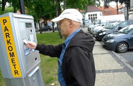 W sezonie letnim turyści i mieszkańcy Ustki muszą płacić za parking.