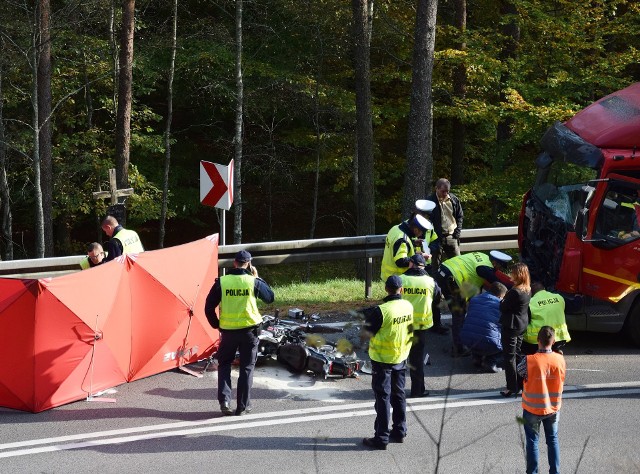 Tragiczny wypadek na DK21. Motocyklista uderzył w ciężarówkę.