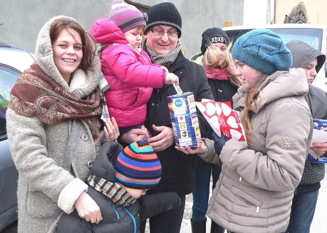 Wójt Nowego Korczyna, Paweł Zagaja, razem z żoną Aldoną oraz dziećmi - Adą i Kubą sypali "grubą kasę" do puszek wolontariuszy Wielkiej Orkiestry.