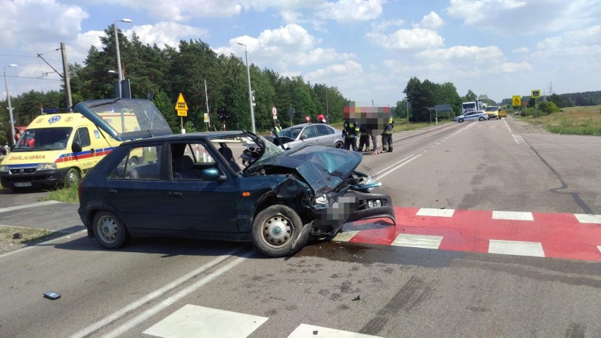 BMW zderzyło się ze skodą. Droga była zablokowana.