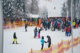 Ferie zimowe 2023. Tłumy narciarzy na krynickich stokach. Przy wyciągach tworzyły się kolejki. Zdjęcia