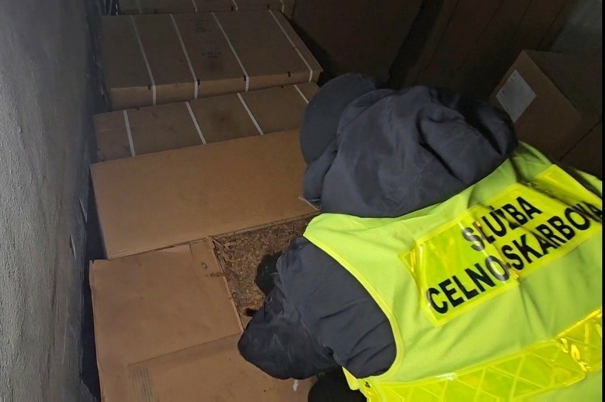 19 ton nielegalnego tytoniu schowali w kartonowych pudłach