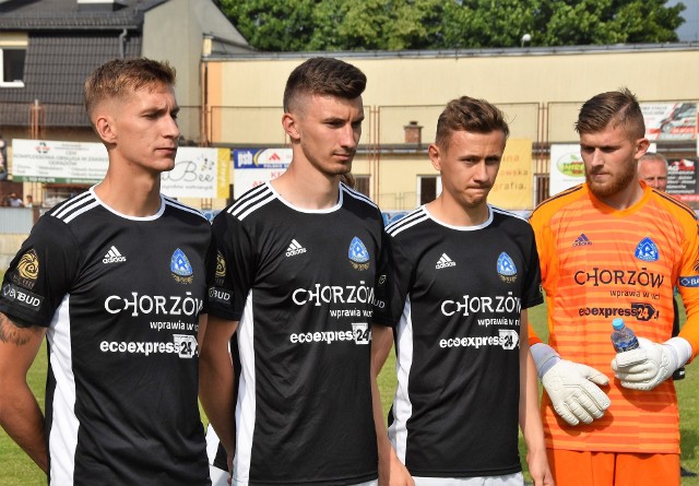 Konrad Kasolik (drugi z lewej) razem z Ruchem Chorzów awansował do II ligi. "Niebiescy" zagrali w Kętach mecz rozpoczynający obchody jubileuszu 100-lecia Hejnału