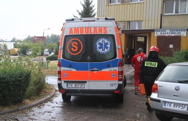 Strażacy z Komendy Miejskiej Straży Pożarnej w Kielcach weszli do mieszkania przez drzwi wejściowe, wezwali pogotowie ratunkowe i przekazali staruszkę lekarzom pod opiekę.