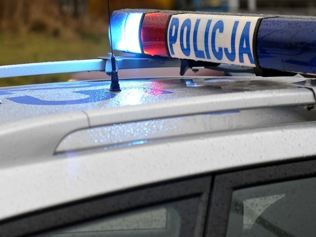 Funkcjonariusze Komisariatu Policji w Żurawicy zatrzymali mężczyznę, który przez kilka miesięcy kradł kostkę granitową z nieczynnej rampy kolejowej w Małkowicach. 19-letni mieszkaniec powiatu przemyskiego usłyszał zarzuty. Teraz odpowie przed sądem.