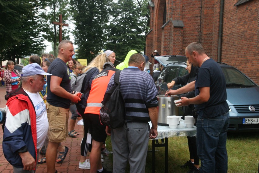 Piesza Pielgrzymka Łomżyńska na Jasną Górę. Z Ostrowi Mazowieckiej pątnicy wyruszyli 2.08.2021. Zdjęcia