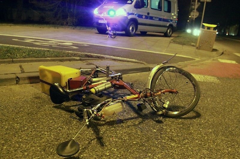 Wypadek na al. Jana Pawła II. Samochód potrącił rowerzystę