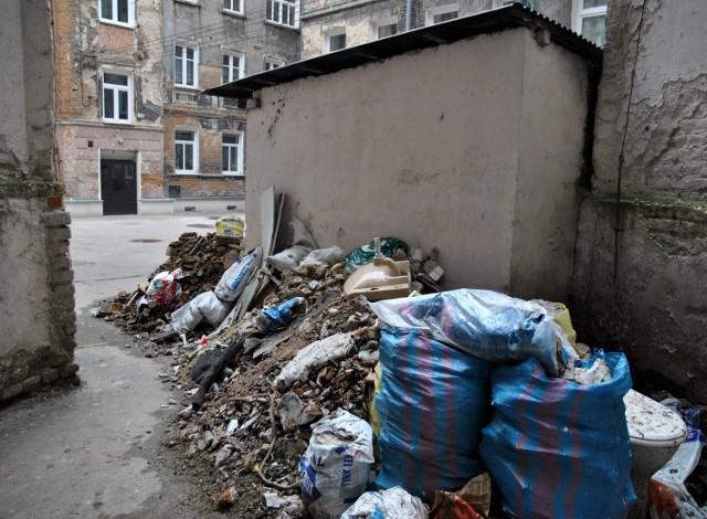 Worki leżą w nieładzie od dłuższego czasu.