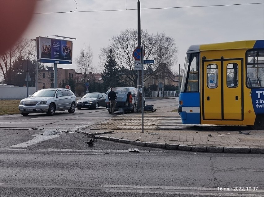Tramwaj zderzył się z samochodem na ul. Kosmonautów we Wrocławiu [ZDJĘCIA]