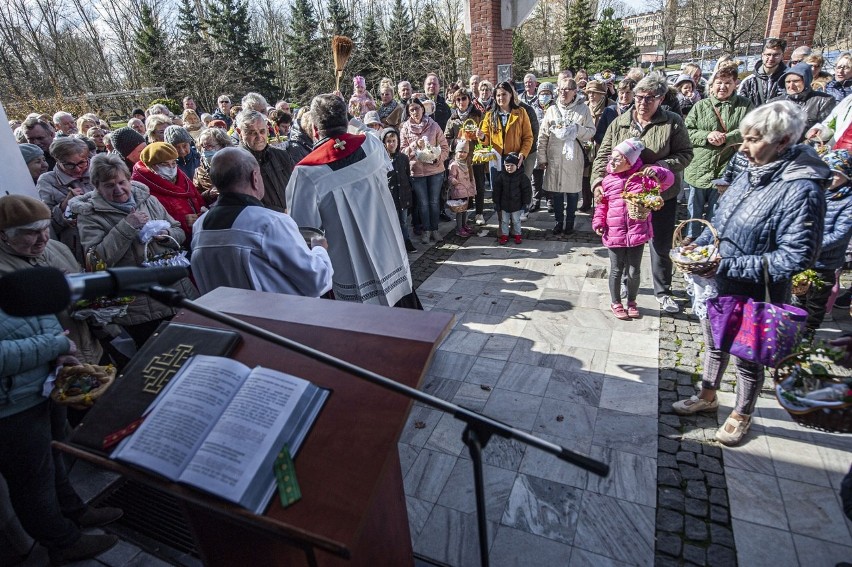 Święcenie pokarmów przed koszalińskim kościołem pw. Ducha...