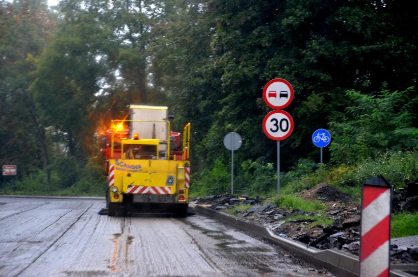 Trwa remont głównej drogi w Grodźcu. Tworzą się korki [ZDJĘCIA]