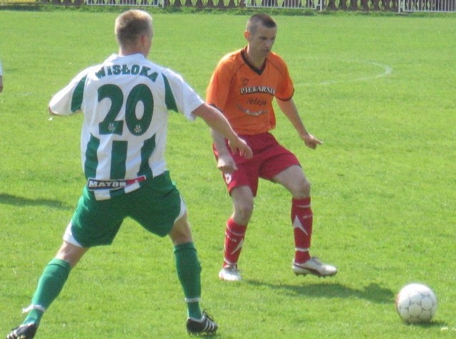 Marek Florek (pomarańczowa koszulka) swoimi bramkami walnie przyczynił się do utrzymania Orła w IV lidze