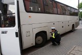 Policjanci sprawdzają stan techniczny autokarów. Od początku roku skontrolowano ich już blisko dwieście. Niestety nie obyło się bez usterek