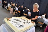 Inowrocław. Obchody 100-lecia II LO im. Marii Konopnickiej. Uroczysta Rada Pedagogiczna, tort i okolicznościowe szkolne tarcze. Zdjęcia 