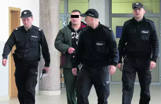 Mariusz M. ps. "Szogun" w konwoju policyjnym idzie na rozprawę przed krakowskim sądem