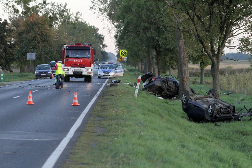 Wypadek na trasie Wrocław - Oława. Auta zderzyły się czołowo [ZDJĘCIA]