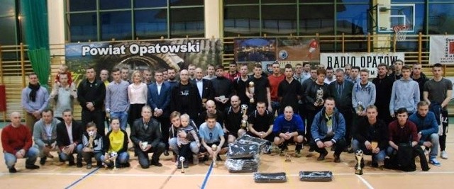 Uczestnicy dziesiątej, jubileuszowej edycji Opatowskiej Ligi Futsalu, która w sobotę dobiegła końca.