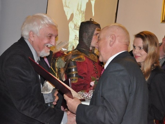 Krzysztof Burek, Sandomierzanin Roku 2012 odbiera gratulacje od burmistrza Jerzego Borowskiego.