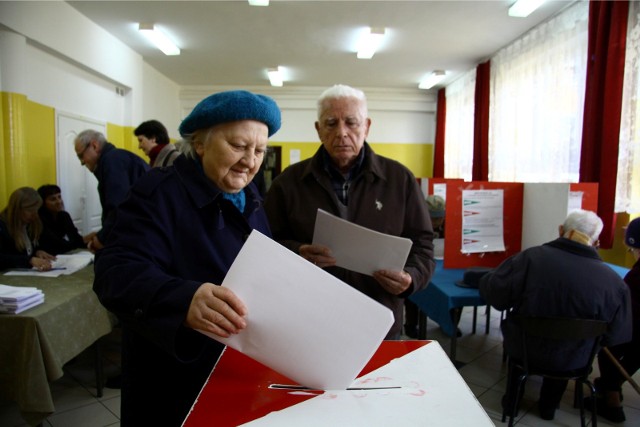 Tylko do czwartku wnioski o dopisanie do rejestru wyborców w Poznaniu złożyło ponad 4,4 tys. osób. Większość z nich dopisała się w ciągu ostatnich dni. Jeśli nie udało nam się dopisać do rejestru wyborców poza miejscem zamieszkania, jest jeszcze jeden sposób, żeby w najbliższa niedzielę głosować w Poznaniu. Wystarczy się zameldować. Kto tego nie zrobił, a chce zagłosować w pierwszej turze - może to zrobić do piątku.