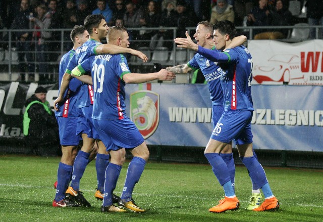 Miedź Legnica przegrała ze Śląskiem Wrocław 0:2 w meczu 36. kolejki LOTTO Ekstraklasy. Oceniliśmy piłkarzy Miedzi Legnica za występ w tym spotkaniu. Oceny w skali 1-10, gdzie 1 to występ poniżej krytyki, a 10 klasa światowa.