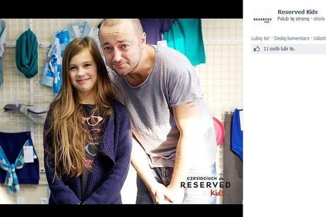 Czesław Mozil projektuje ubrania dla najmłodszych. (fot. screen z Facebook.com)