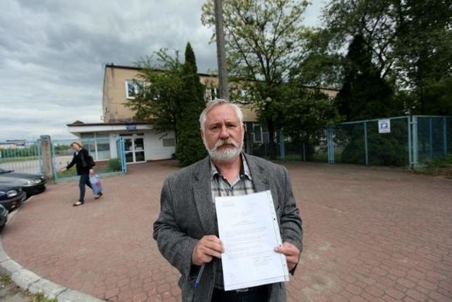 Artur Suszczenia, związkowiec z PMB, przed zakładową bramą pokazuje pismo prezesa spółki o planowanych zwolnieniach. Było to pod koniec maja. Już wtedy mówiło się o zwolnieniach w PMB.