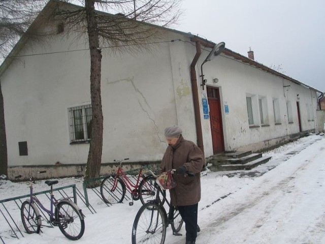 Mieszkańcy Chmielowa nie ukrywają, że wewnątrz budynku przychodni czuć od pewnego czasu nieprzyjemny zapach. 