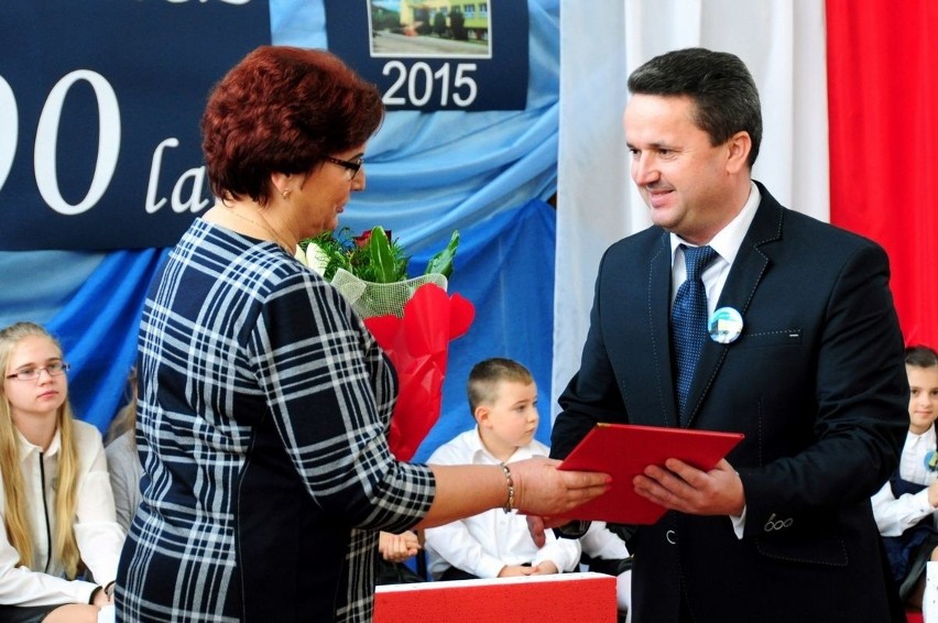 Burmistrz Staszowa Leszek Kopeć złożył na ręce dyrektor...