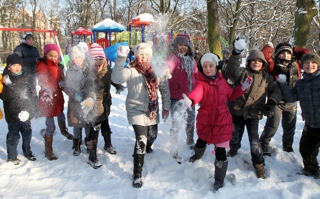 Myliłby się ten, kto stwierdzi, że spędzanie wakacji zimowych w mieście łączy się z nudą. Wręcz przeciwnie - zajęcia z doświadczeniami chemicznymi, szaleństwa w parku trampolin, wizyty w escape-roomach, programowanie gier 3D w Roblox, zajęcia robotyki, warsztaty cyrkowe, taneczne, nauka szycia i haftowania, jazda konna, warsztaty origami... to tylko niektóre z atrakcji, przygotowanych przez bydgoskie placówki oświatowe. Pełne informacje od organizatorów na kolejnych planszach naszej galerii. Kliknij i sprawdź oferty poszczególnych placówek.zobacz przegląd najciekawszych wydarzeń z Polski (źródło  TVN/X-News):