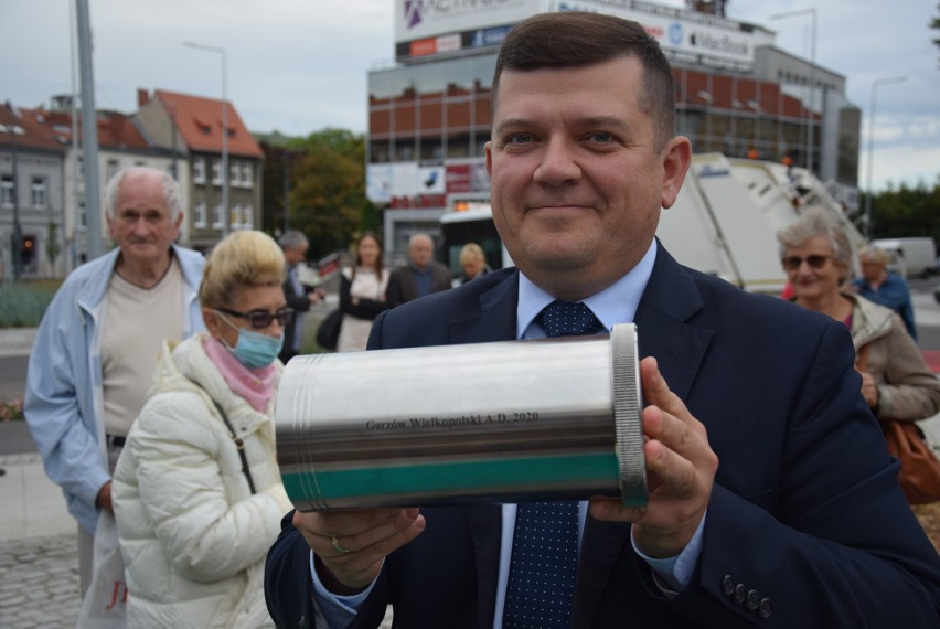 Kapsuła czasu została zdeponowana pod cokołem pomnika.