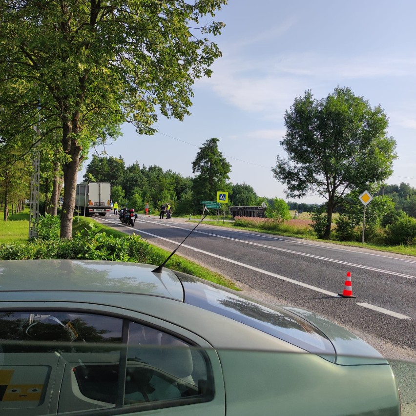 Wypadek na krajowej trasie numer 73 w gminie Morawica. Bus zderzył się z ciężarówką