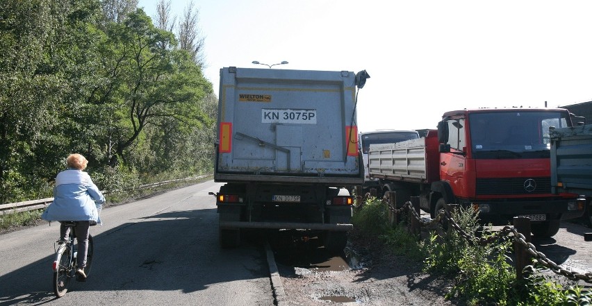 Kolejka po węgiel w Mysłowicach przed kopalnią Wesoła